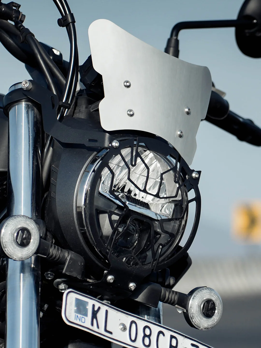 Legundary Hero Mavrick 440 Zephyr Metal Visor With Number Plate Stay - Image 4