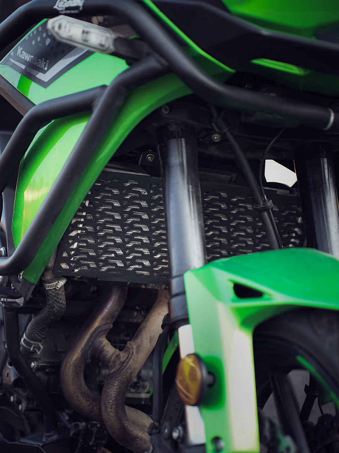 Legundary Kawasaki Versys 650 Vector Radiator Grill Black