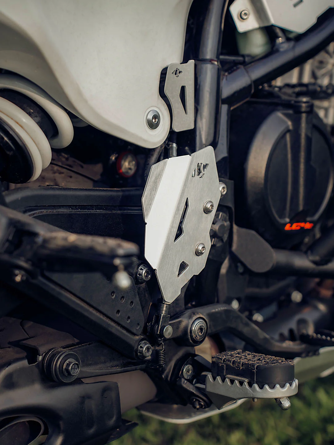 LEGUNDARY KTM 250 ADV/390 ADV R/390 ADV X+/390 ADV S 2025 TITAN MASTERCYLINDER GUARD SILVER - Image 3