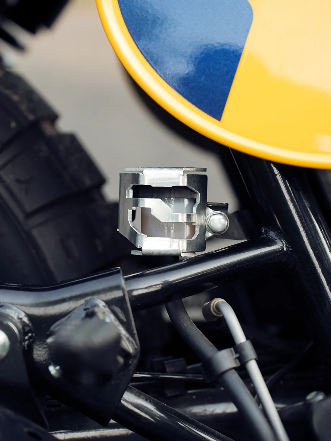 Legundary RE Bear 650 Casque Rear Oil Cap - Image 3