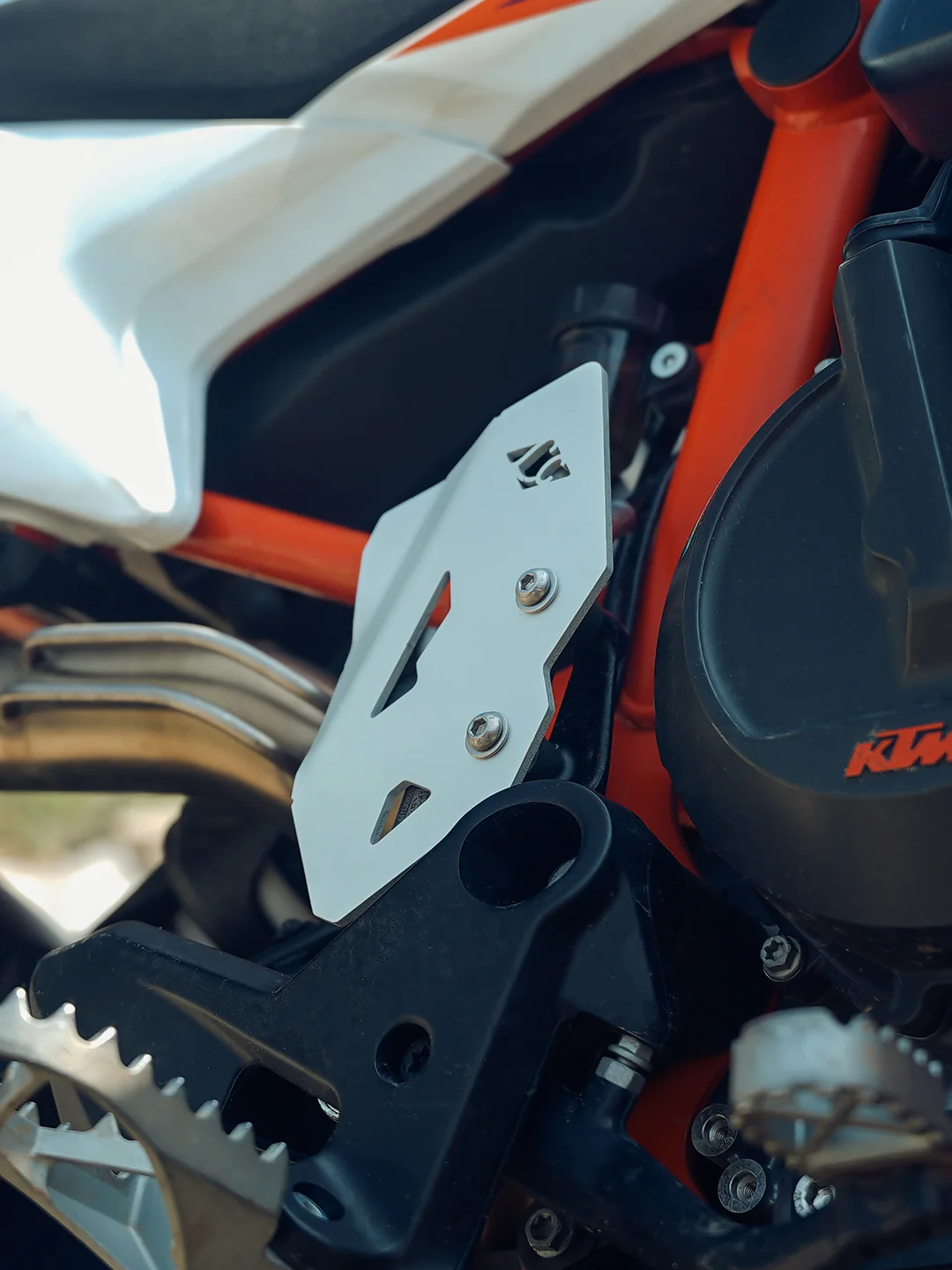 Legundary KTM ADV 890 Titan Master Cylinder Guard Silver - Image 3