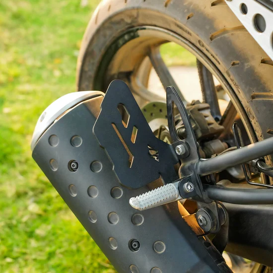 LEGUNDARY YAMAHA XSR 155 BOLSTER FOOT REST BLACK - Image 3