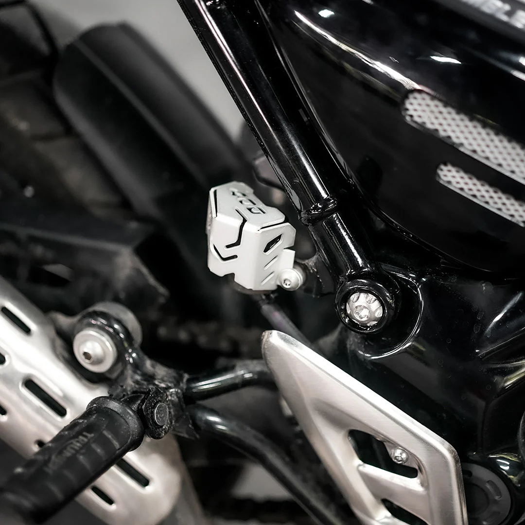 LEGUNDARY TRIUMPH SPEED 400/T4/SCRAMBLER 400XC/THRUXTON/ CASQUE REAR OIL CAP - Image 3